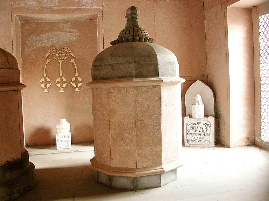 The samadhi of Hemalata Thakurani, captioned on its source page as standing at Dhira Samira Kunja next to her father's own samadhi