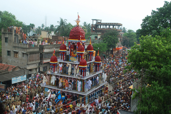 The chariots of the Mahesha Rath Yatra processing through Serampore, the annual festival that grew out of the Jagannatha worship Kamalakara Pippalai established at Mahesha.