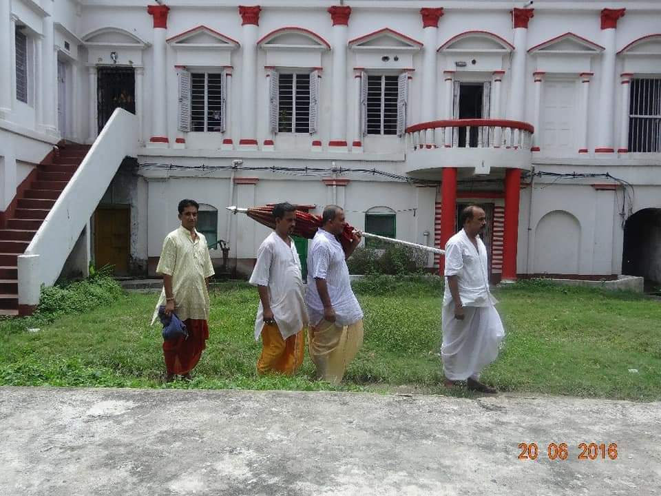 Present-day Adhikari-family priests, Kamalakara Pippalai's descendants, carrying the ceremonial silver umbrella toward the Mahesha Deities' Snan Jatra (bathing festival).