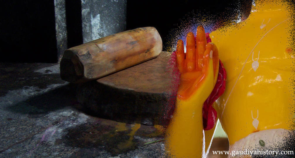 A close-up devotional image of sandalwood paste being applied by hand, illustrating the tradition of offering sandalwood pulp -- the same honor Sri Chaitanya Mahaprabhu personally paid Paramananda Puri and Brahmananda Bharati at the Ratha-y