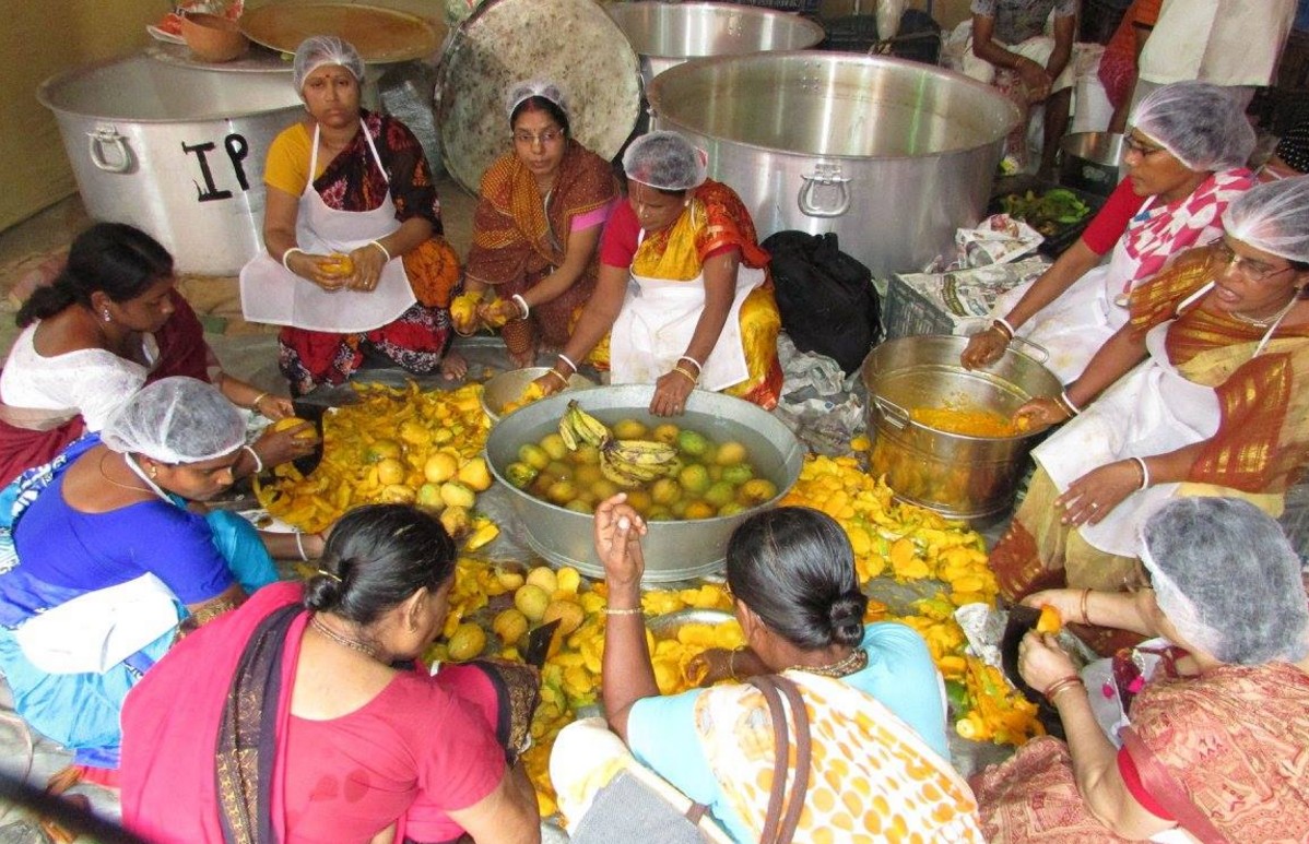 Devotees at ISKCON Panihati today preparing bulk mahaprasadam by hand — a modern echo of Damayanti's own year-round cooking for the raghavera jhali.