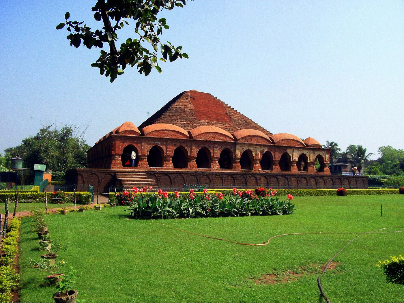 Rasmancha, Bishnupur - built by Vira Hambira in 1600, in the Vaishnava kingdom his conversion by Shrinivasa Acharya helped create