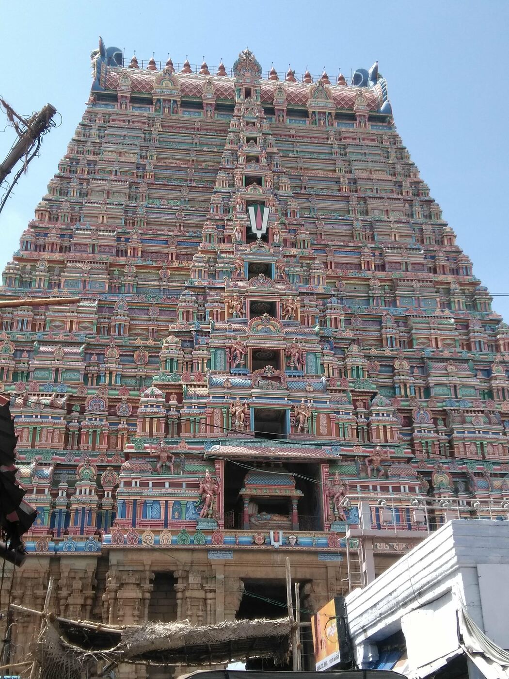 The towering Raja Gopuram entrance tower of the Sri Ranganathaswamy Temple at Srirangam, seat of the Sri Vaishnava community Venkata Bhatta served as acharya before meeting Sri Chaitanya Mahaprabhu.