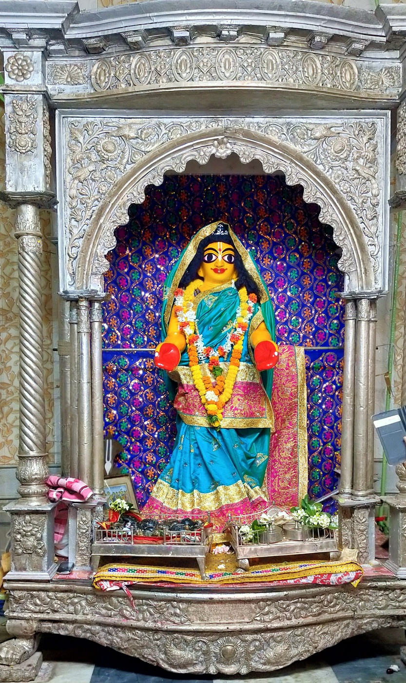 A closer view of the Dhameswar Mahaprabhu Deity dressed for worship, the same image Vishnupriya Devi offered her counted rice to each evening during her decades of separation.
